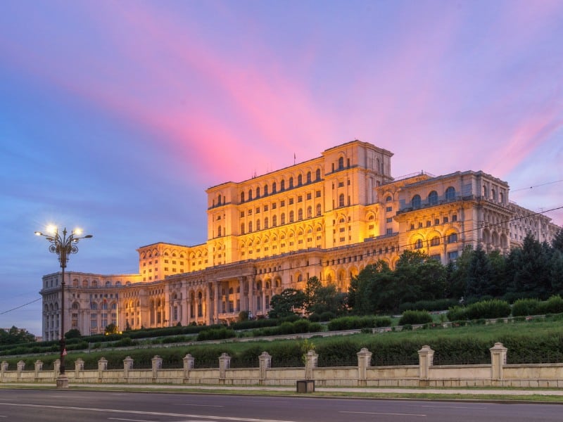 Palatul Parlamentului - unul dintre cele mai faine obiective turistice din Bucuresti