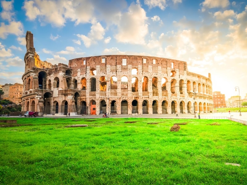Colosseum - unul dintre cele mai frumoase obiective turistice în Roma