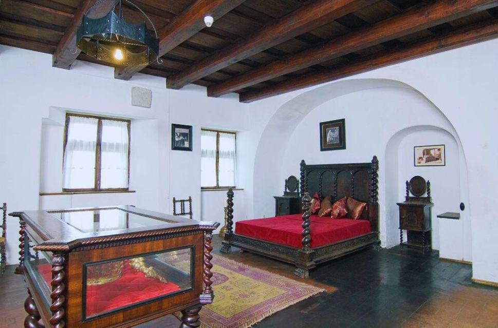 Dormitorul regelui Ferdinand din Castelul Bran