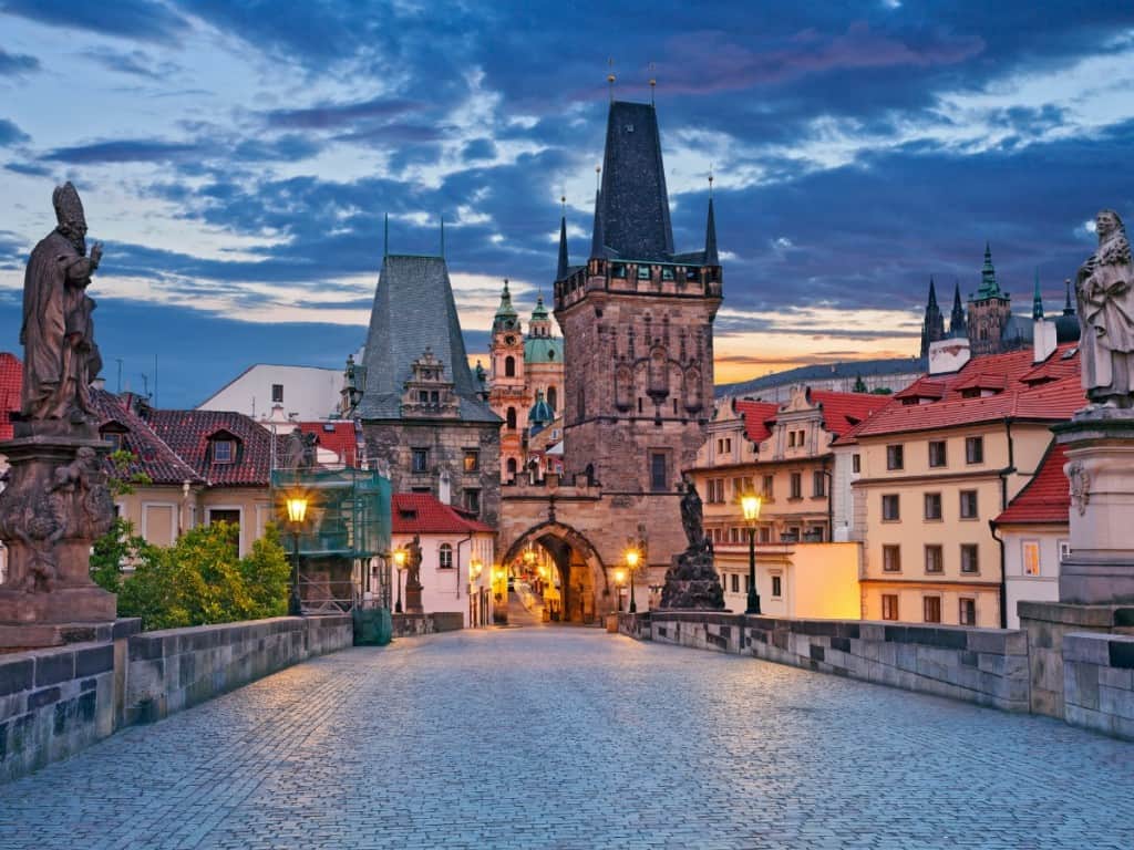 Podul Carol este unul dintre cele mai vizitate obiective turistice din Praga