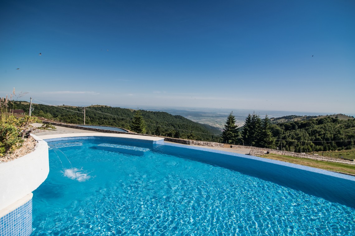 Castelnor - printre cele mai frumoase hoteluri cu piscina exterioara din Romania