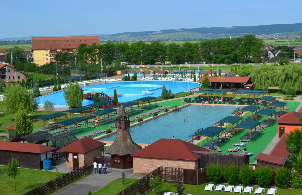 Piscina exterioară Hotel Apollo Wellness Club