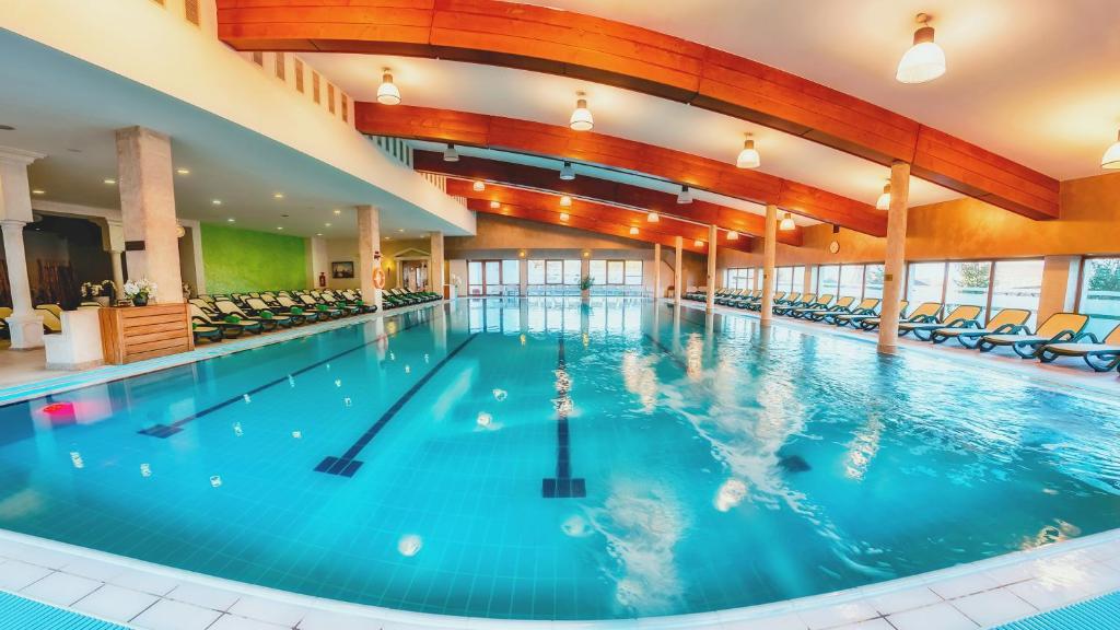 Piscina interioară a hotelului Apollo Wellness Club