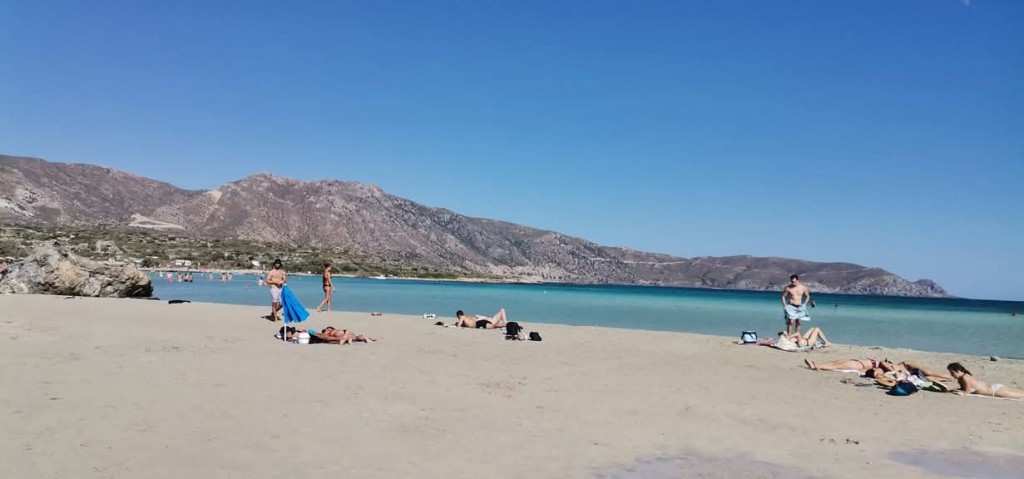 Priveliște plaja Elafonisi din Creta