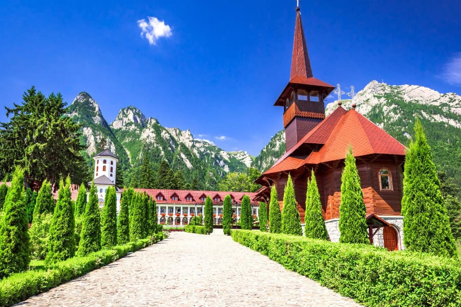 Mănăstirea Caraiman, printre cele mai frumoase obiective turistice din Bușteni