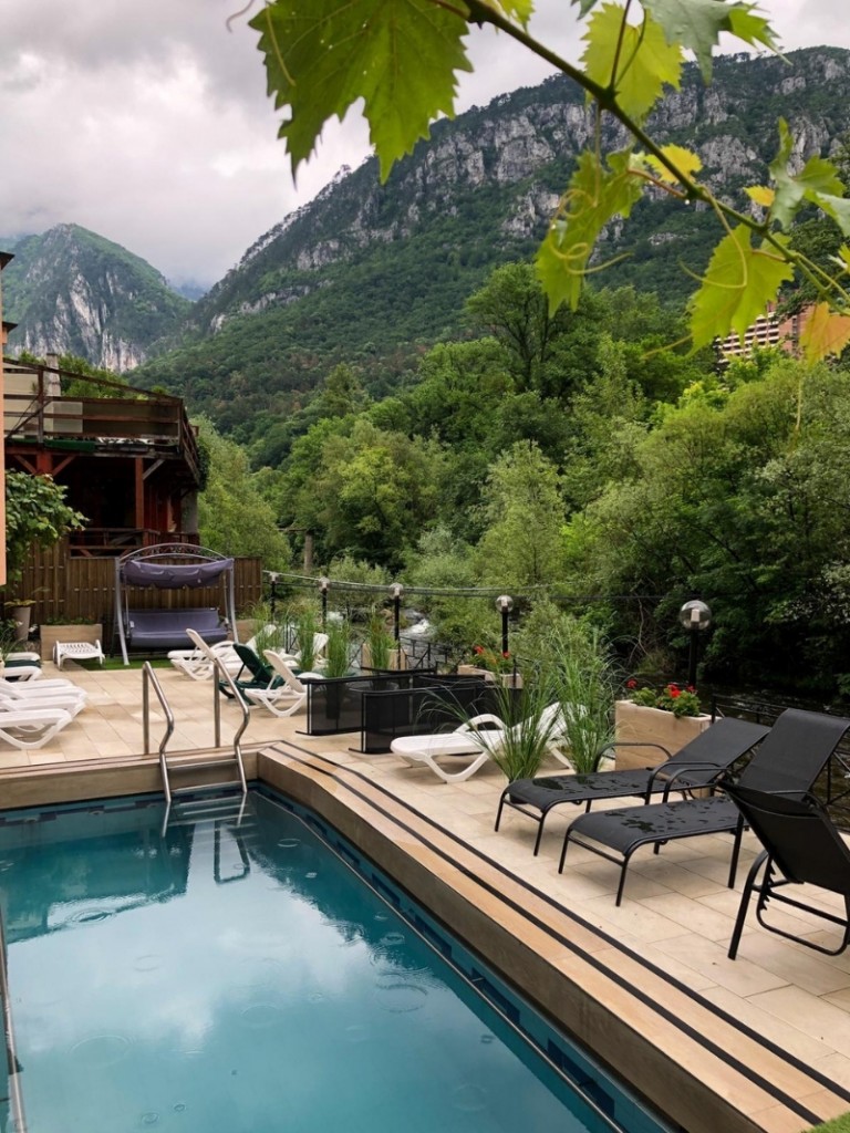 Piscina hotel Holiday Maria Băile Herculane