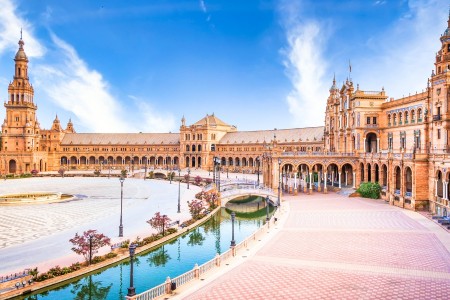 Plaza Espana este unul dintre cele mai frumoase obiective turistice din Sevilla