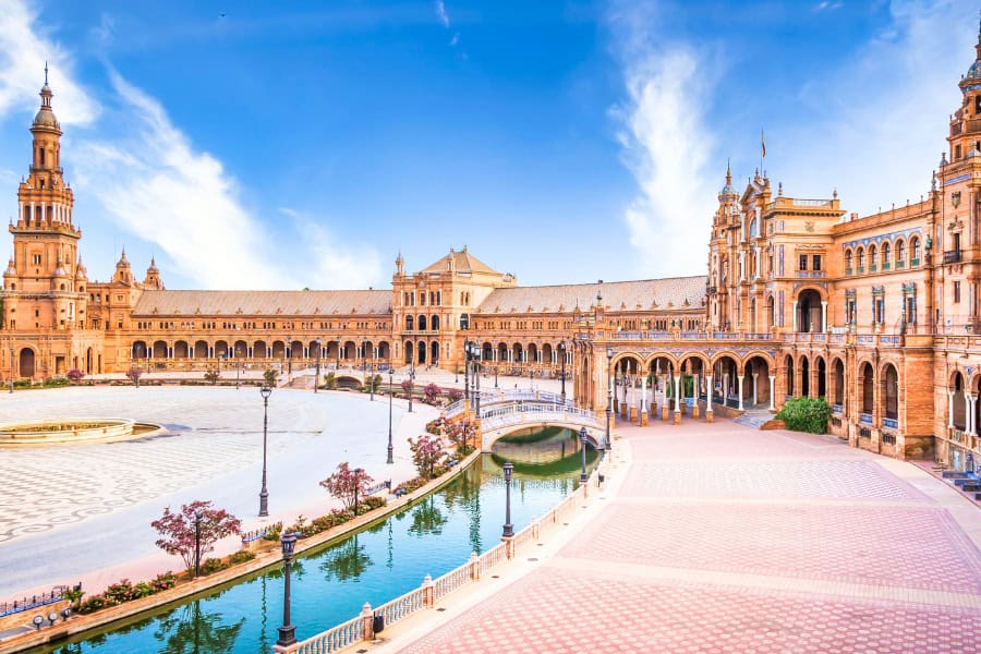 Plaza Espana este unul dintre cele mai frumoase obiective turistice din Sevilla
