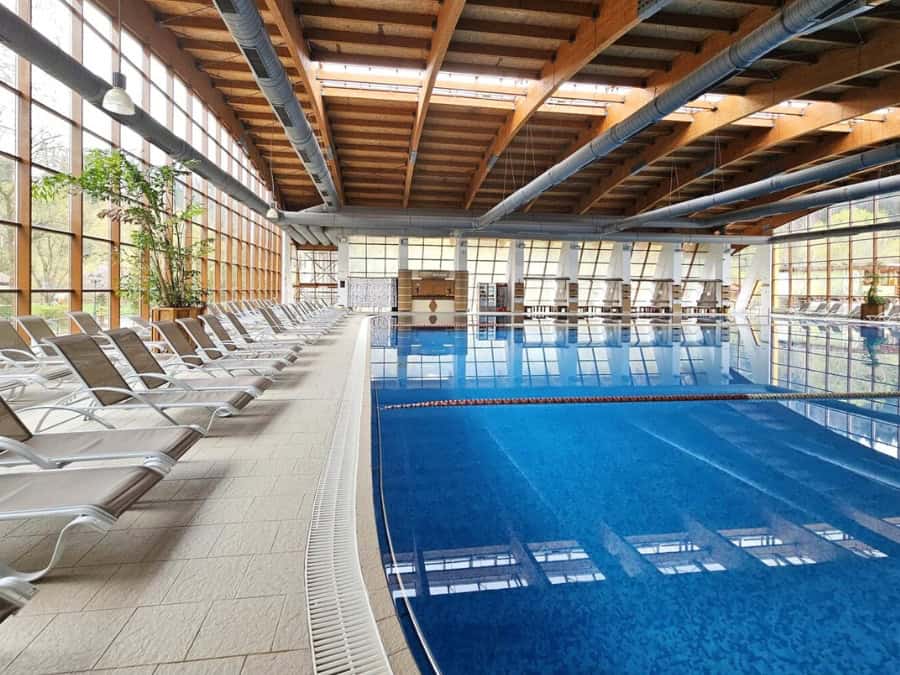 Piscina interioară din parcul Ariniș