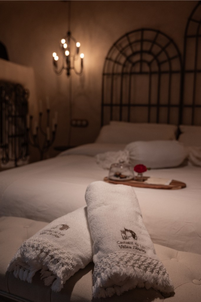 Cum arată o cameră la Castelul de Lut