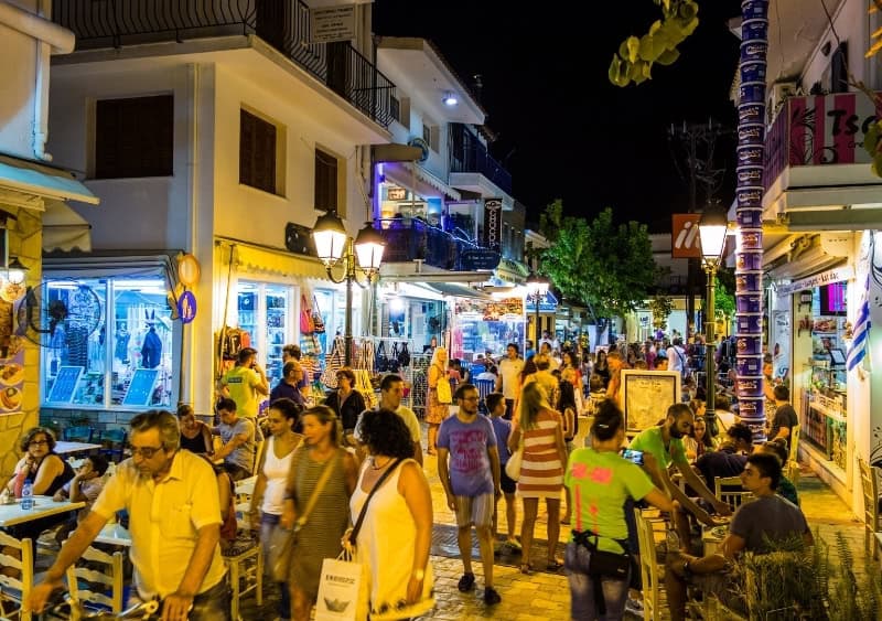 orasul Skiathos seara